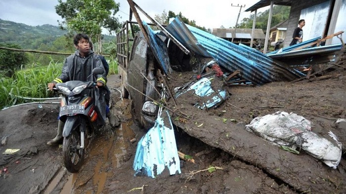 13 dead, thousands caught in flooding in central Indonesia 